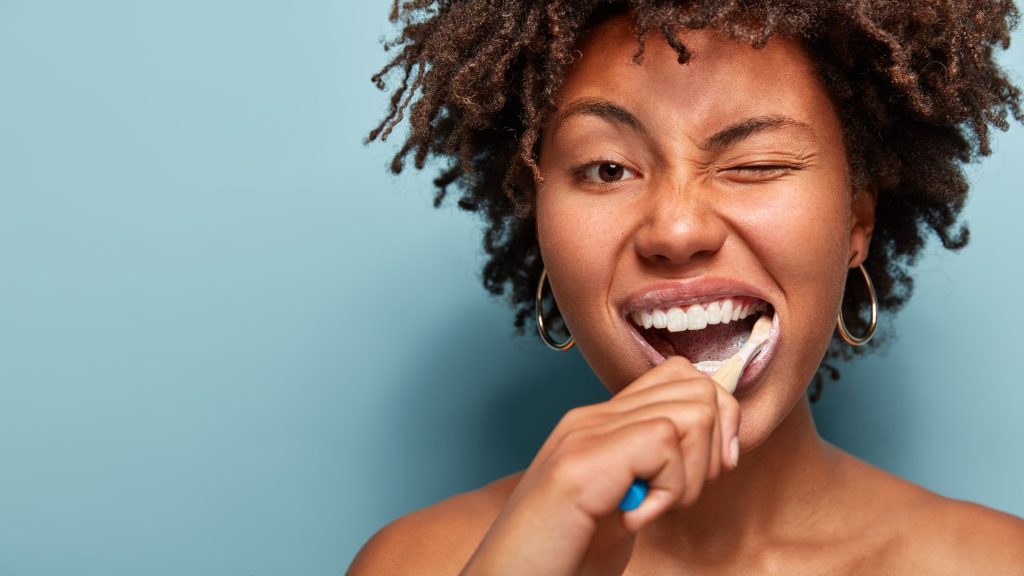 How to Keep Your Teeth White After the Teeth Whitening Treatment